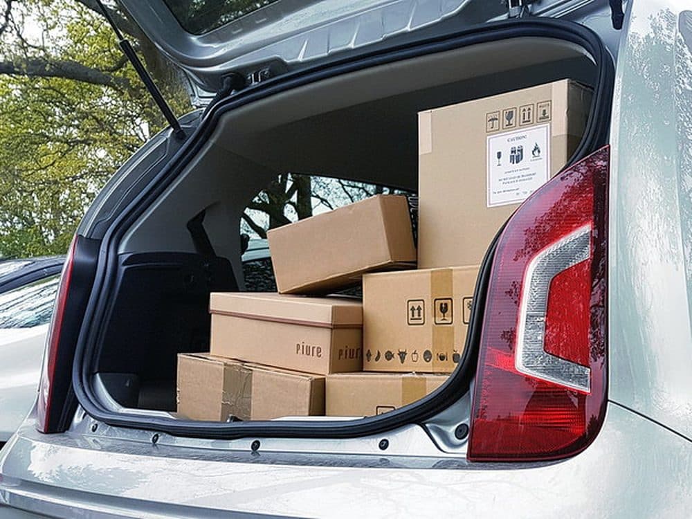 Baúl de un vehículo cargado con paquetes listos para entrega